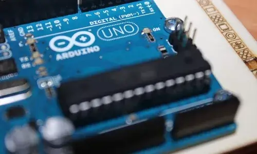 Construeix prototips electrònics amb Arduino. 