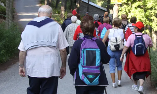 Caminar i fer salut amb la gent gran