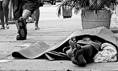 Persona dormint al carrer. Font: El Guaita. Clara Blanchar