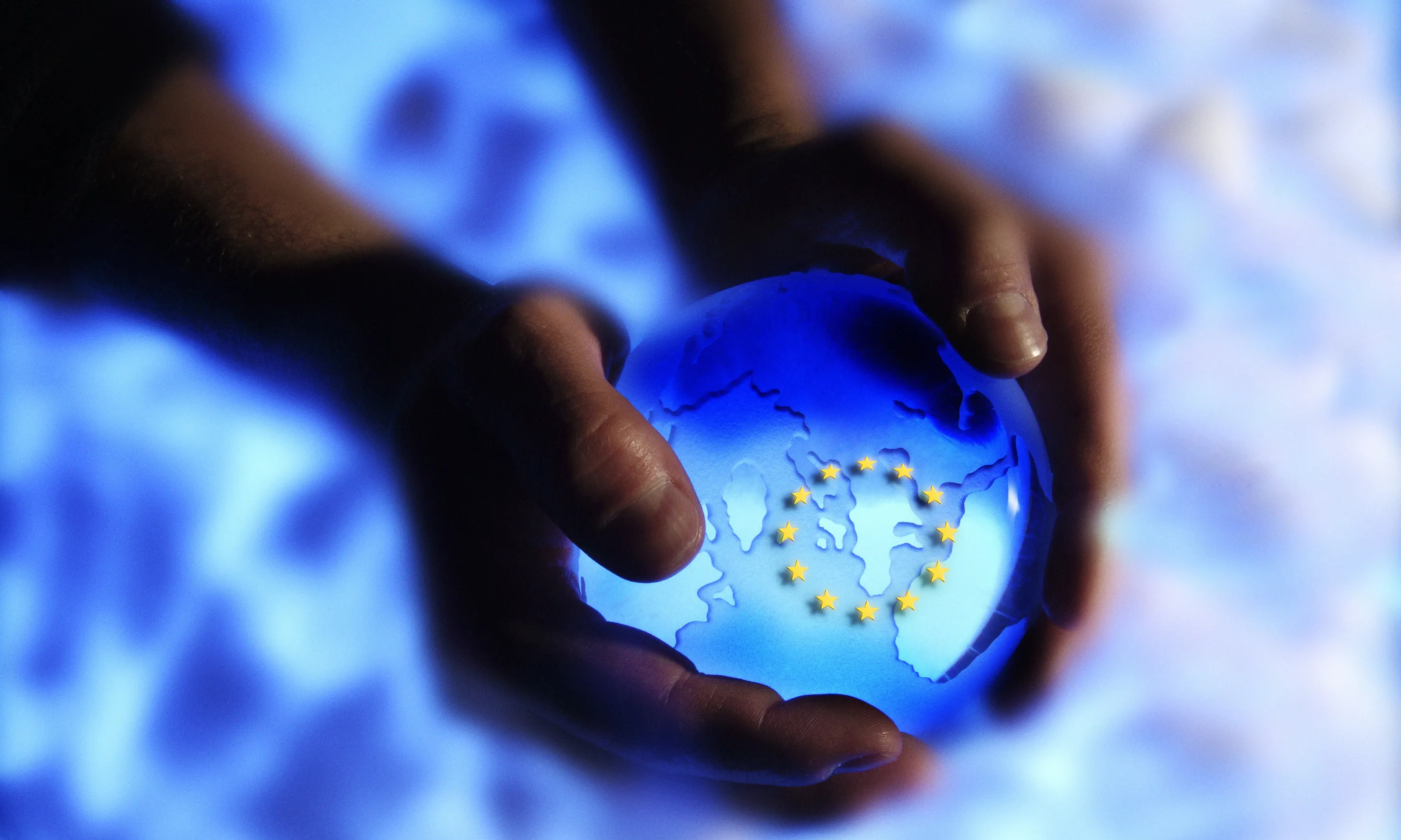 Home amb una bola del món i estrelles simbolitzan la Unió Europea. Font: bif.rs