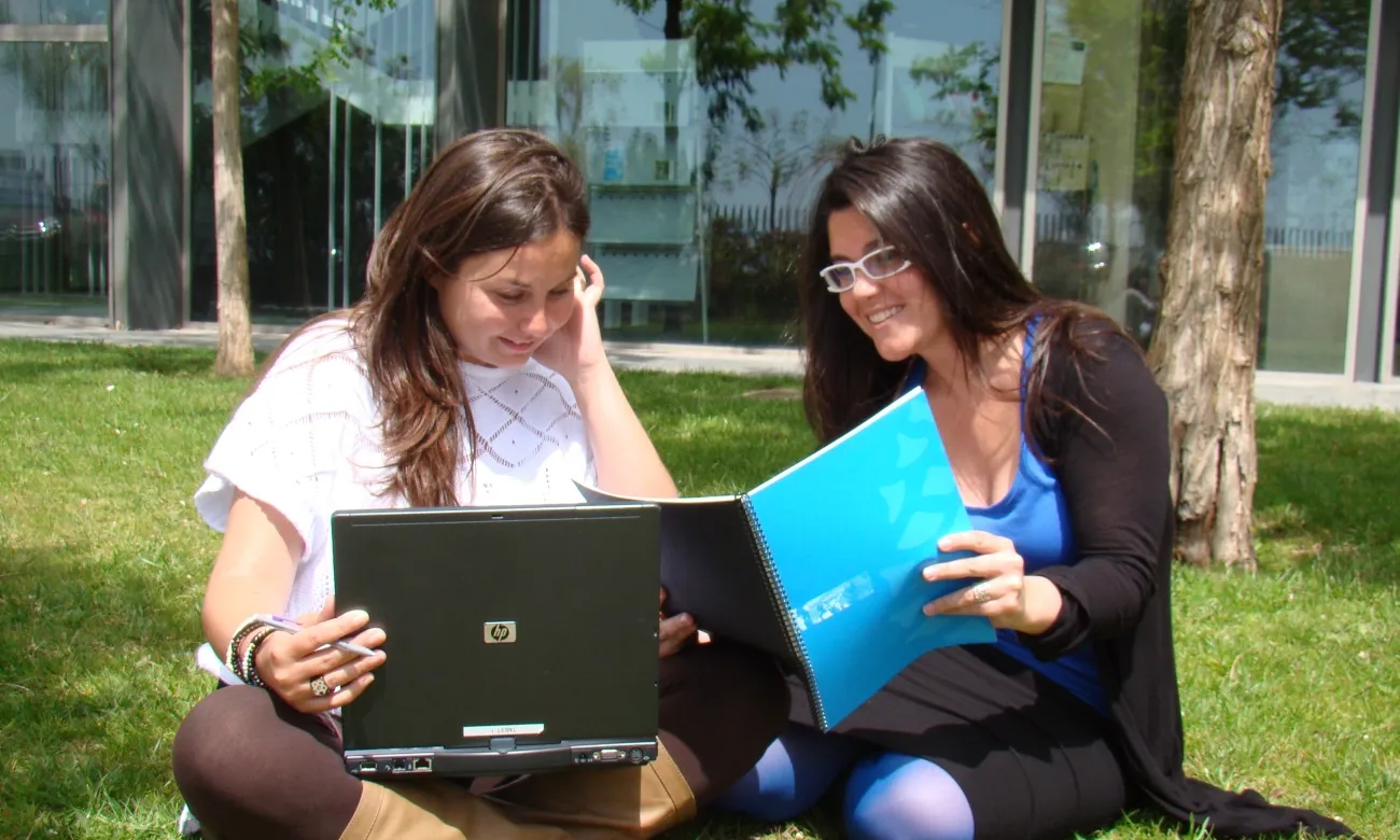 Imatge formació amb portatil. Font: web Centre d'Estudis