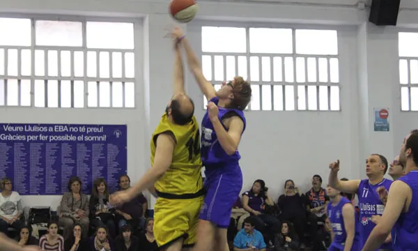 Dos jugadors disputen la pilota en la final del 1r torneig