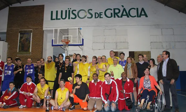 Els participants i les autoritats en acabar el Primer Torneig, el 2013