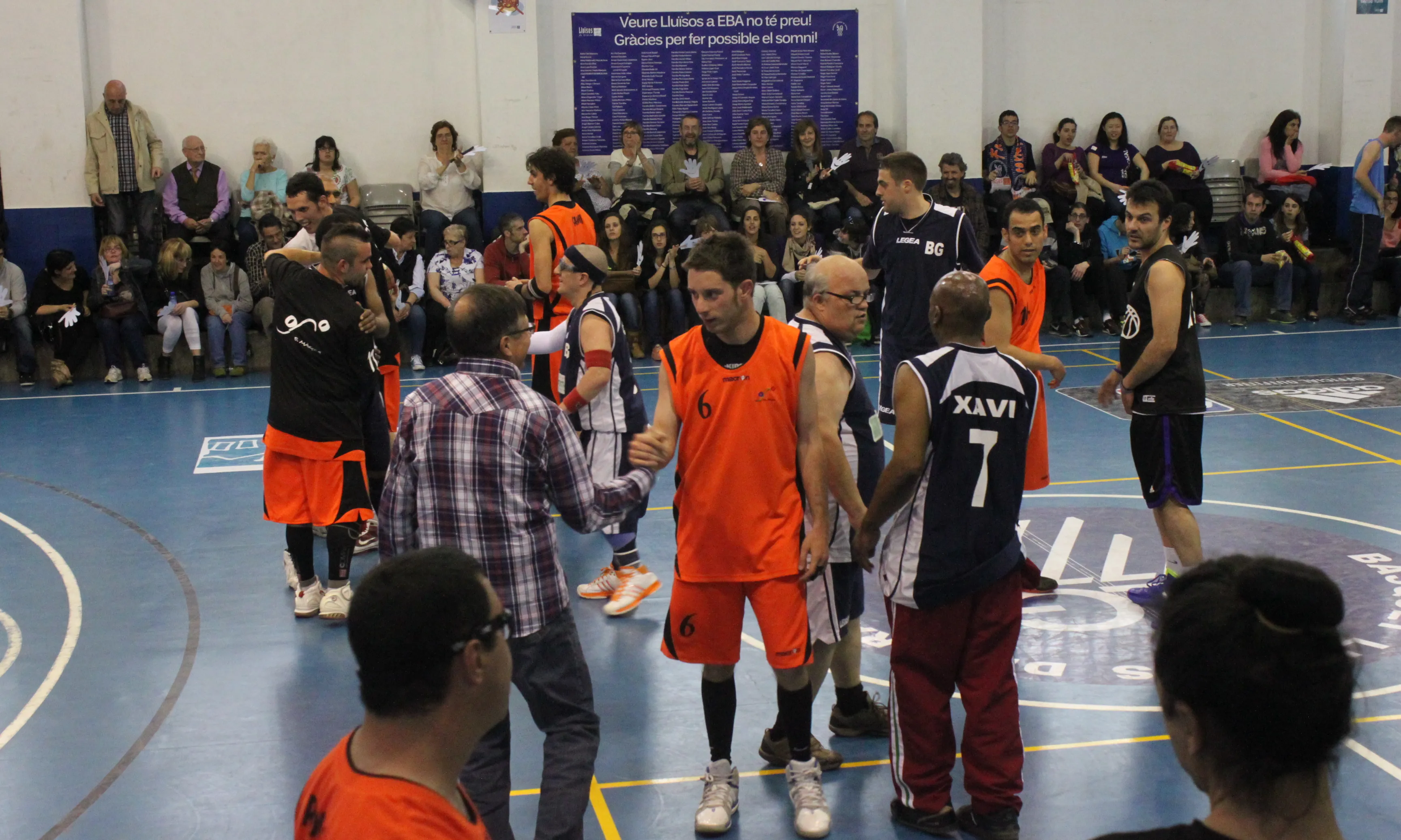 Salutació entre els equips participants durant el Primer Torneig, el 2013