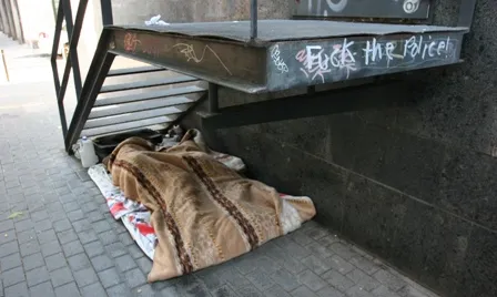 A Barcelona hi ha centenars de persones dormint al carrer.