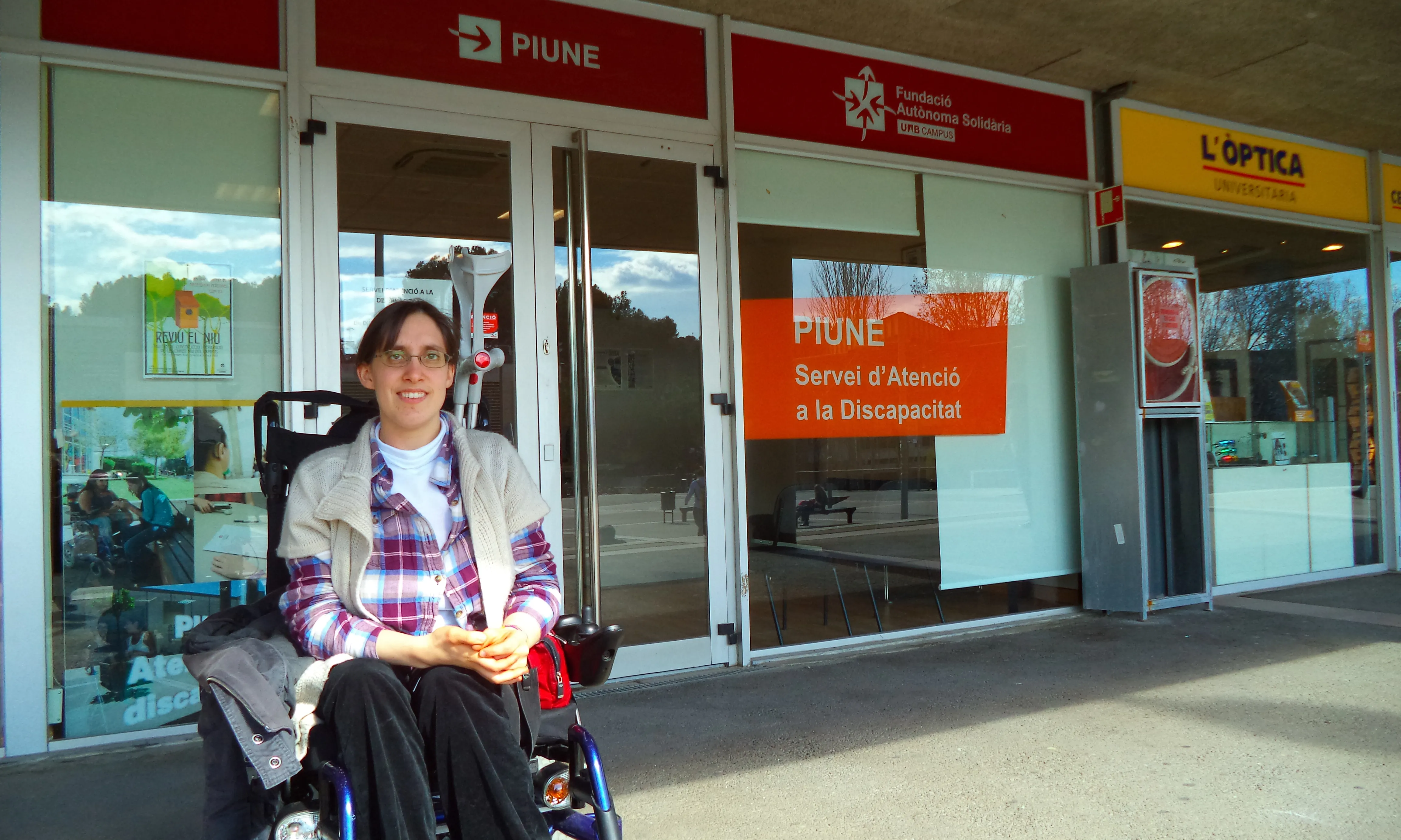 Elsa Martínez, davant l'oficina del PIUNE (Font: Elena Albouy)