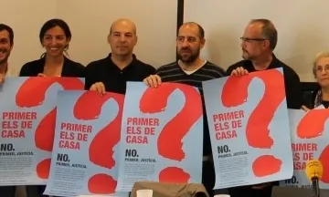 Foto de grup en la presentació de la campanya antiracista No votis injustícia