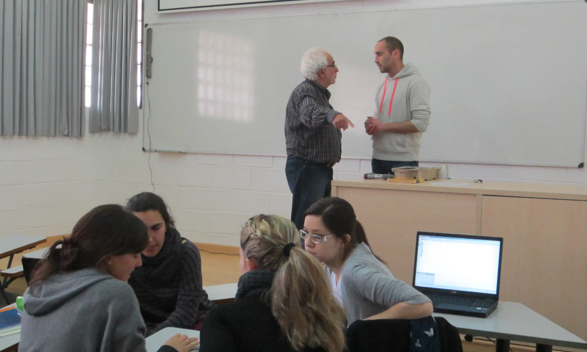 Instal·lació del sistema Mimio a l'aula (Font: Elena Albouy)