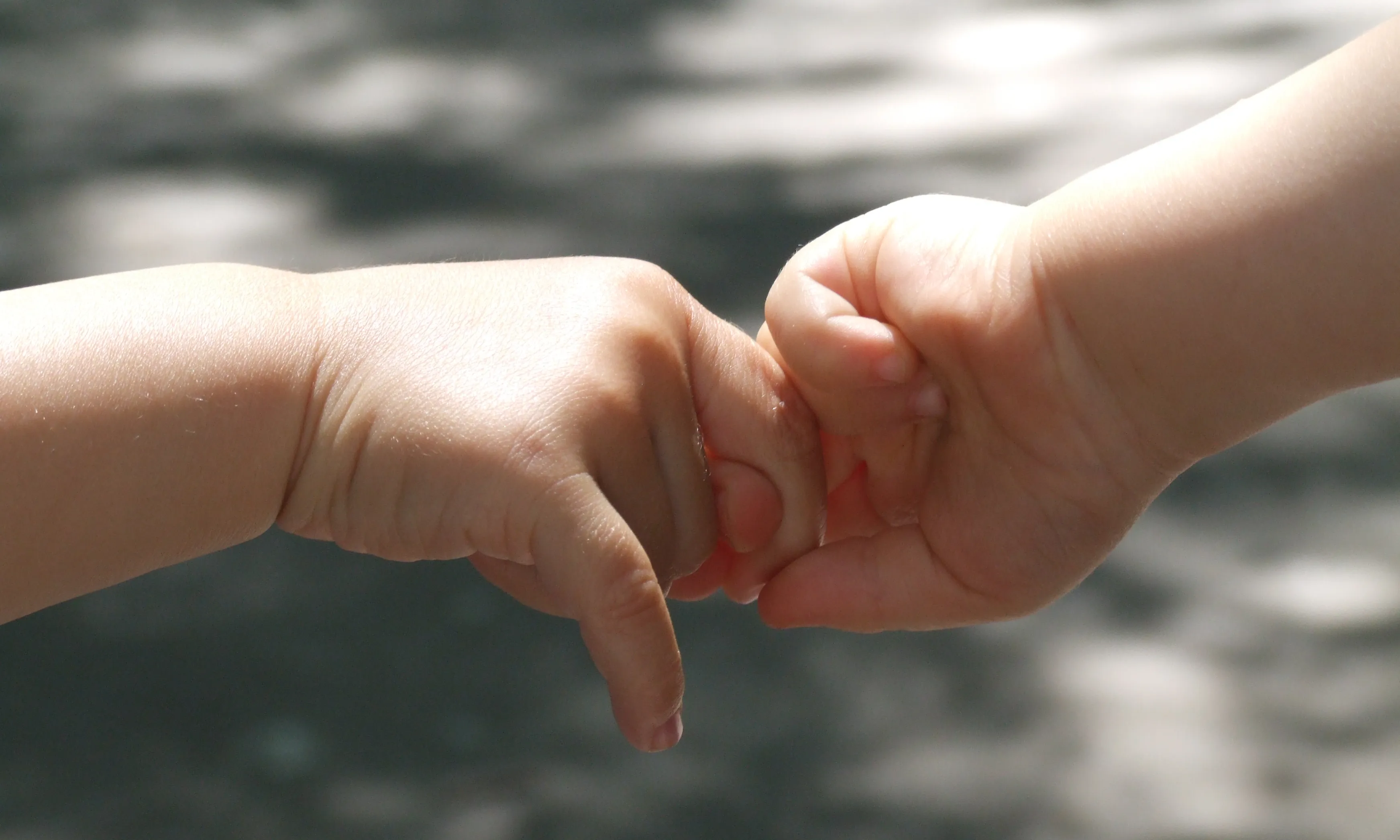 Mans d'infant unides