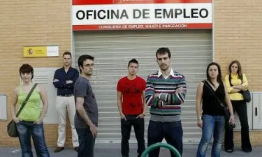 Joves davant l'Oficina d'Ocupació