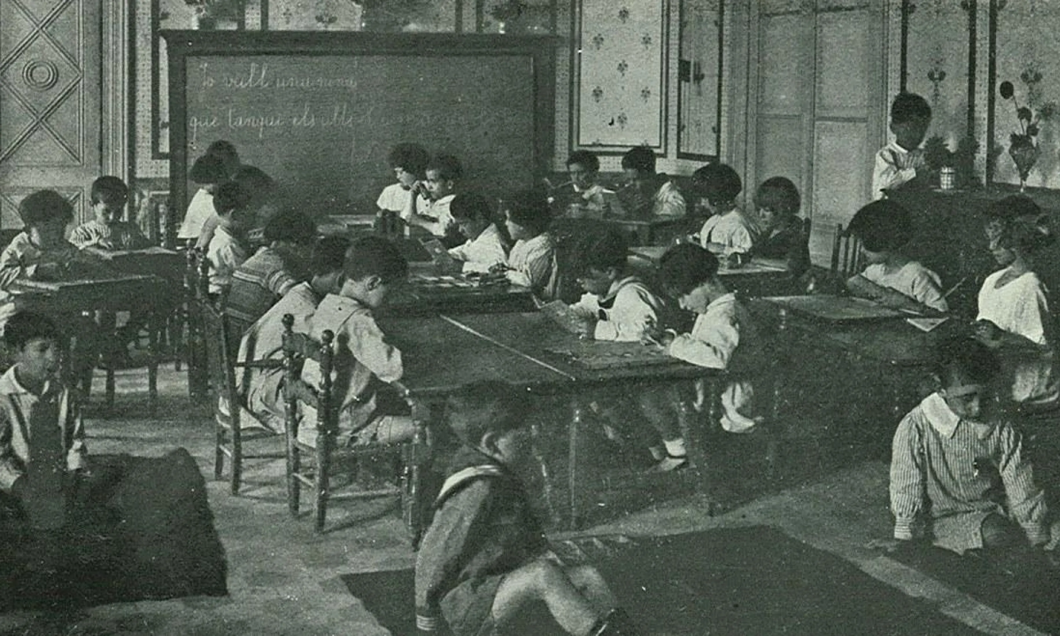 Imatge d'uns nens fet una classe a l'Escola Montessori.