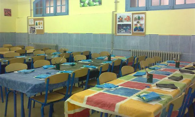 Imatge de menjador escolar buit. Font: fapac.cat