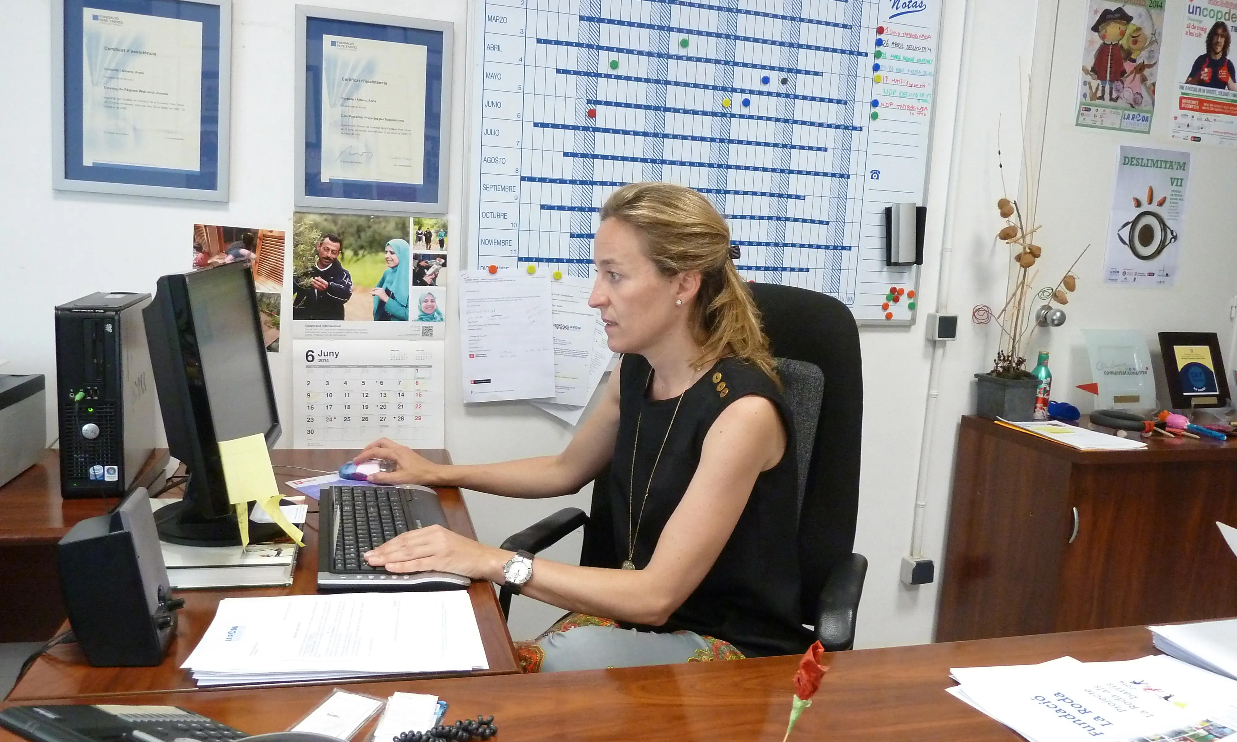 Anna Corbella, a l'oficina on treballen els membres de La Roda des de Barcelona