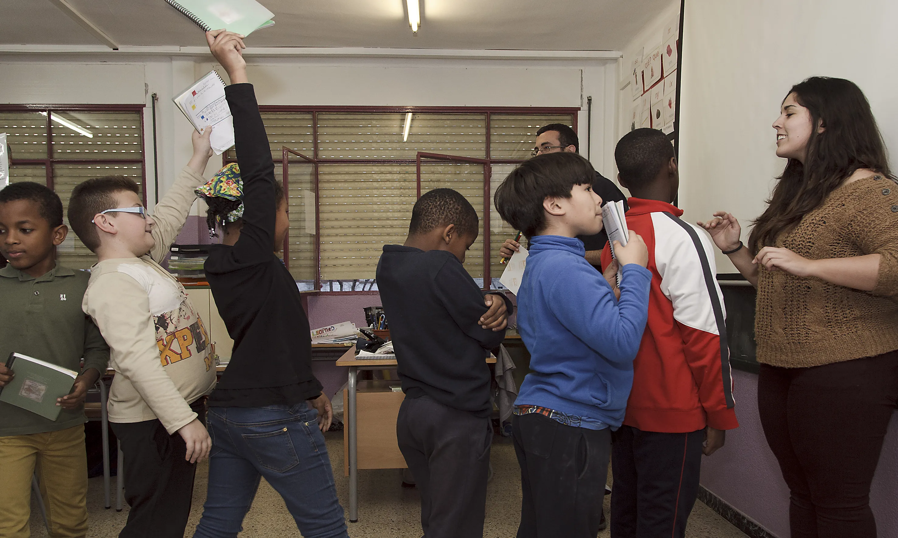 Joves fent voluntariat amb infants en risc d'exclusió a Cerdanyola