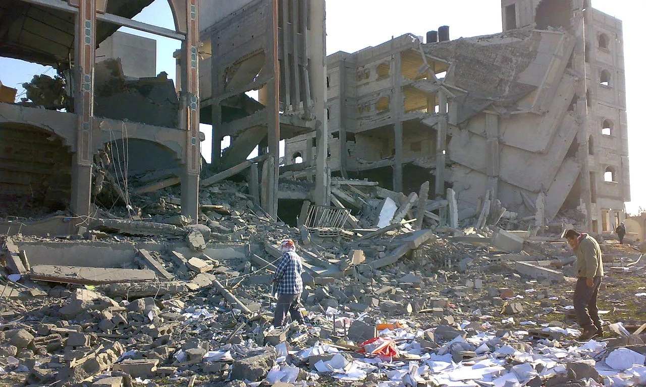 Escola, refugi i mesquita destrossades després d'un bombardeig a Gaza