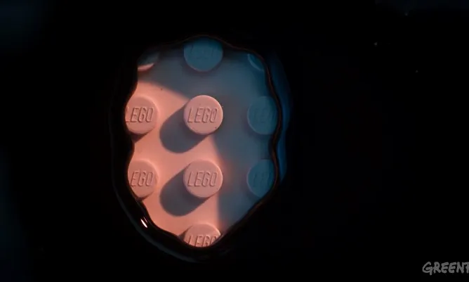 Fragment del vídeo de Greenpeace "LEGO: everything is NOT awesome"