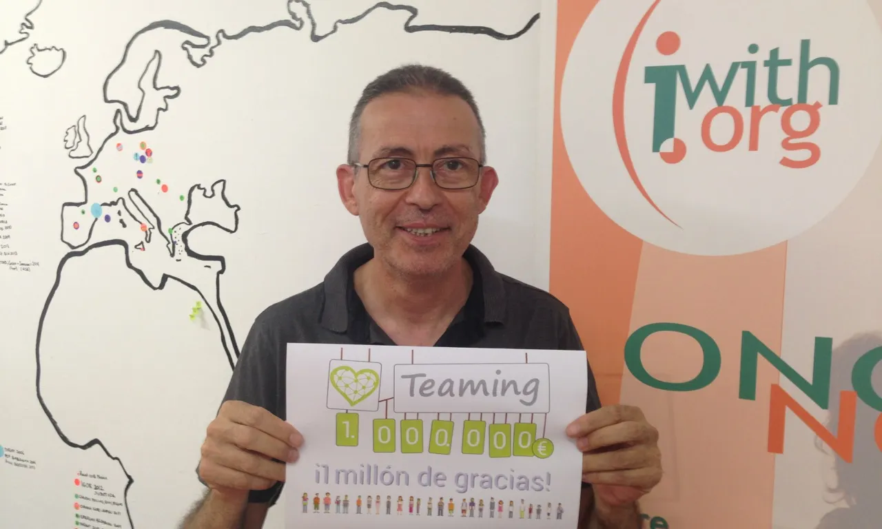 Un dels micromecenes amb el cartell commemoratiu de Teaming: 1 milió de gràcies.