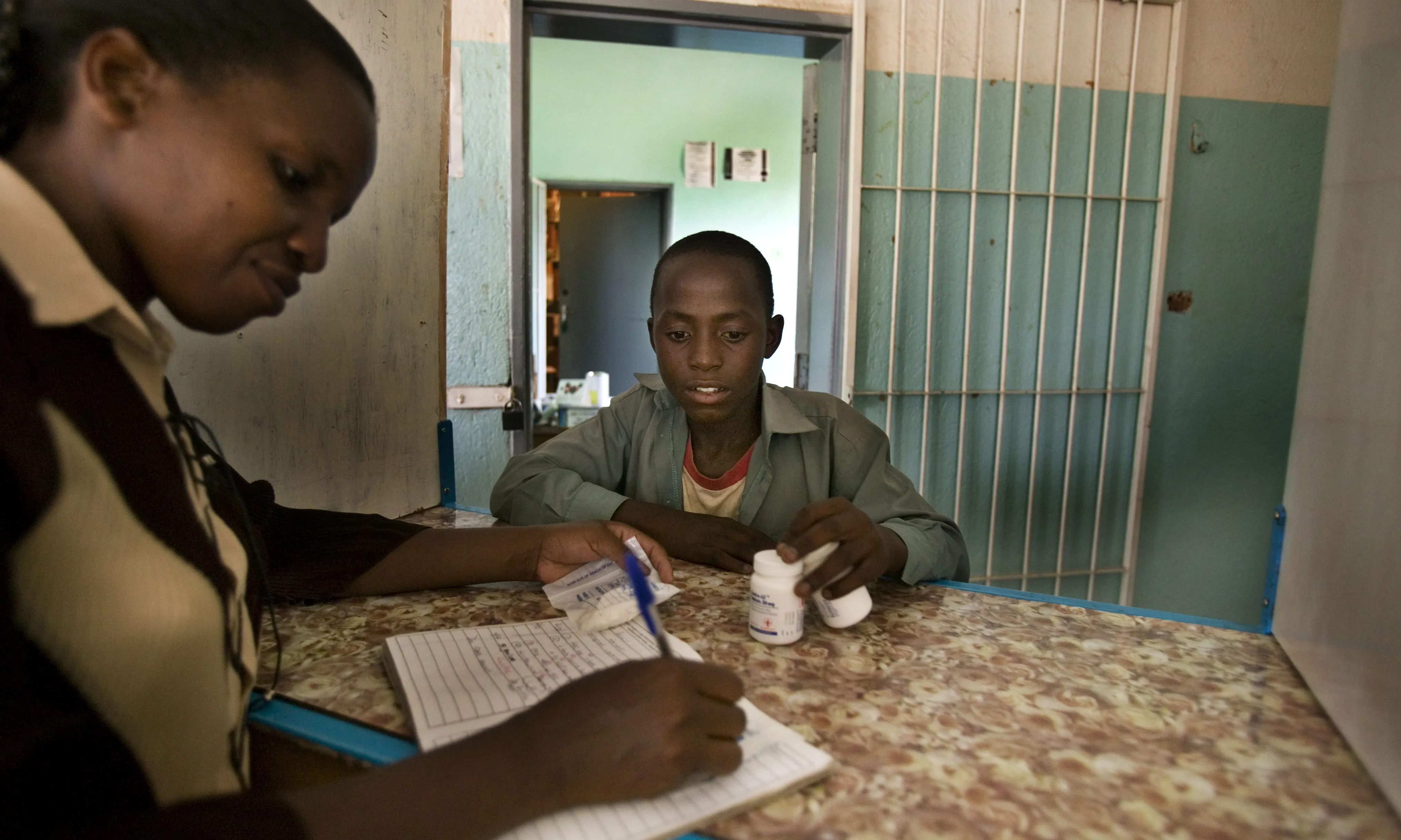 Mzwandile recull medicaments a l'hospital de Zimbawe. Font:Juan Carlos Tomasi 
