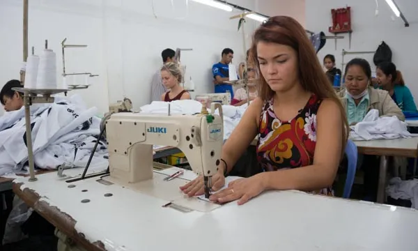 Fotograma de la sèrie Swatshop sobre la indústria tèxtil a Cambodja