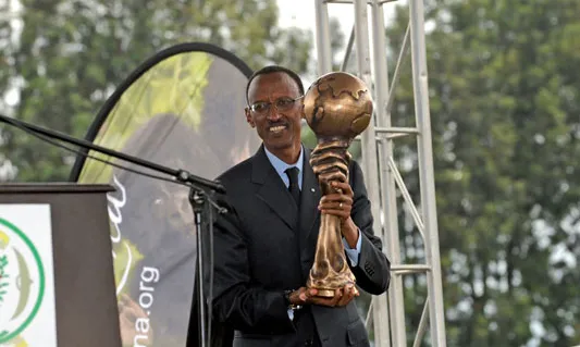 Paul Kagame amb un dels guardons. Font: Energy World Awards.