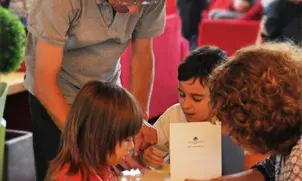 Foto d'una familia. Font: Associació Aprenem