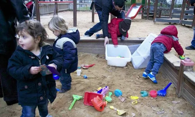 Nens jugant amb joguines comunitàries. Font: Web Social Toy