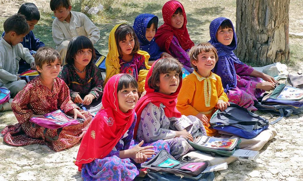 Nenes a l'escola al districte de Bamozai. (font: wikimedia commons)