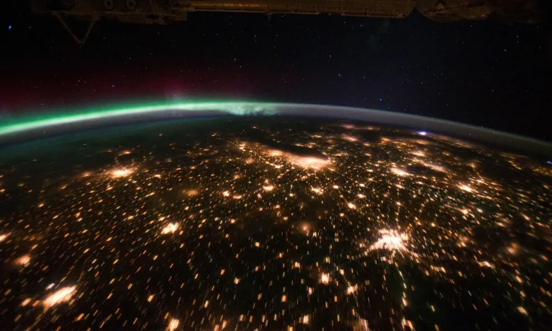 Imatges nocturnes preses des de l'Estació Espacial Internacional