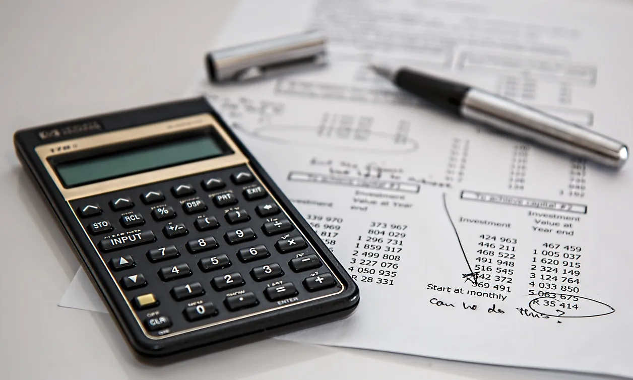 Calculadora i registres comptables (font:pixabay.com)