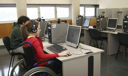Taules adaptades per a persones amb mobilitat reduïda (Font: FAS)