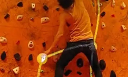 L'escalador va seguint la ruta que li marca el sistema de realitat augmentada.