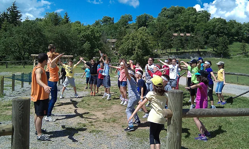 Infants participant en una activitat