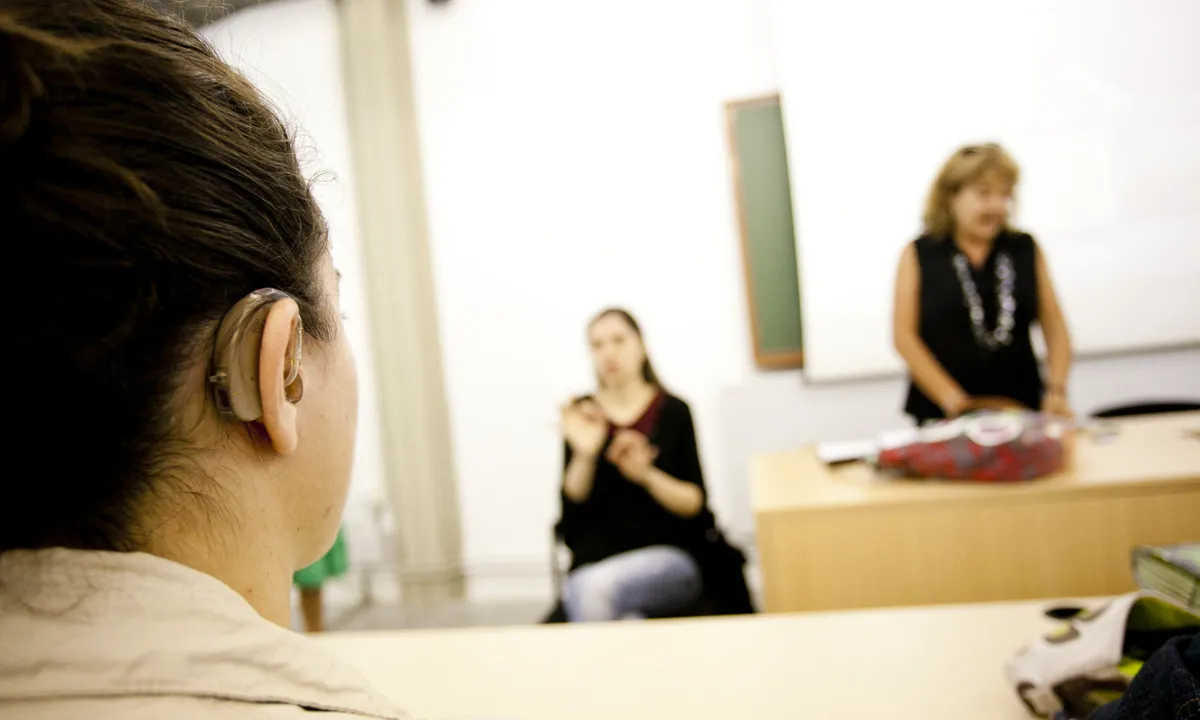 Traducció simultània en llengua de signes a una aula de la UAB (Font: FAS)