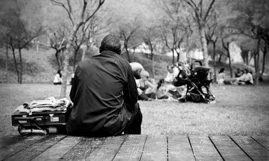 Persona asseguda al carrer. Font: quieroentenderelmundo.com