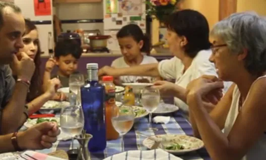 Fotograma d'un vídeo del projecte La Família del Costat