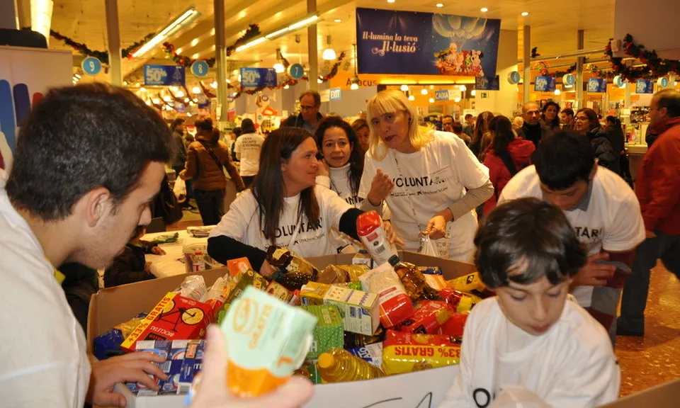 Voluntaris recollint aliments durant el darrer Gran Recapte.   Font: La Vanguardia