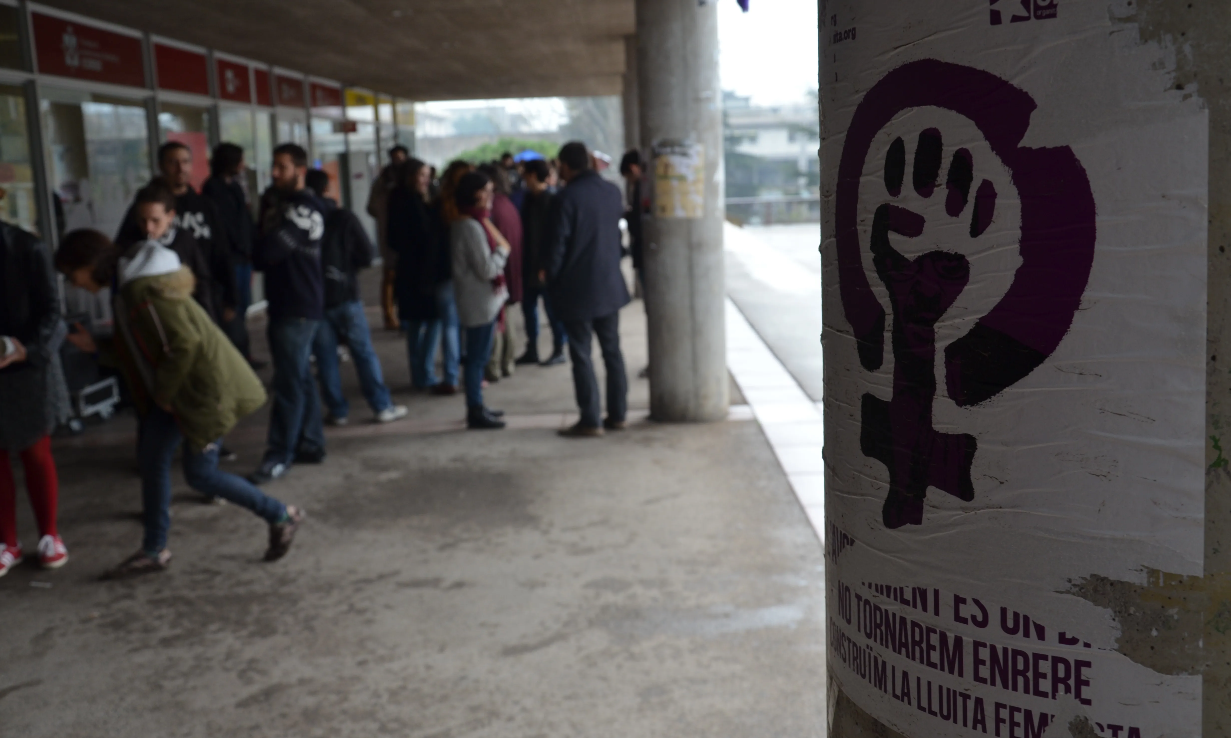 Persones assistents a la lectura del manifest i el minut de silenci de la Plaça Cívica