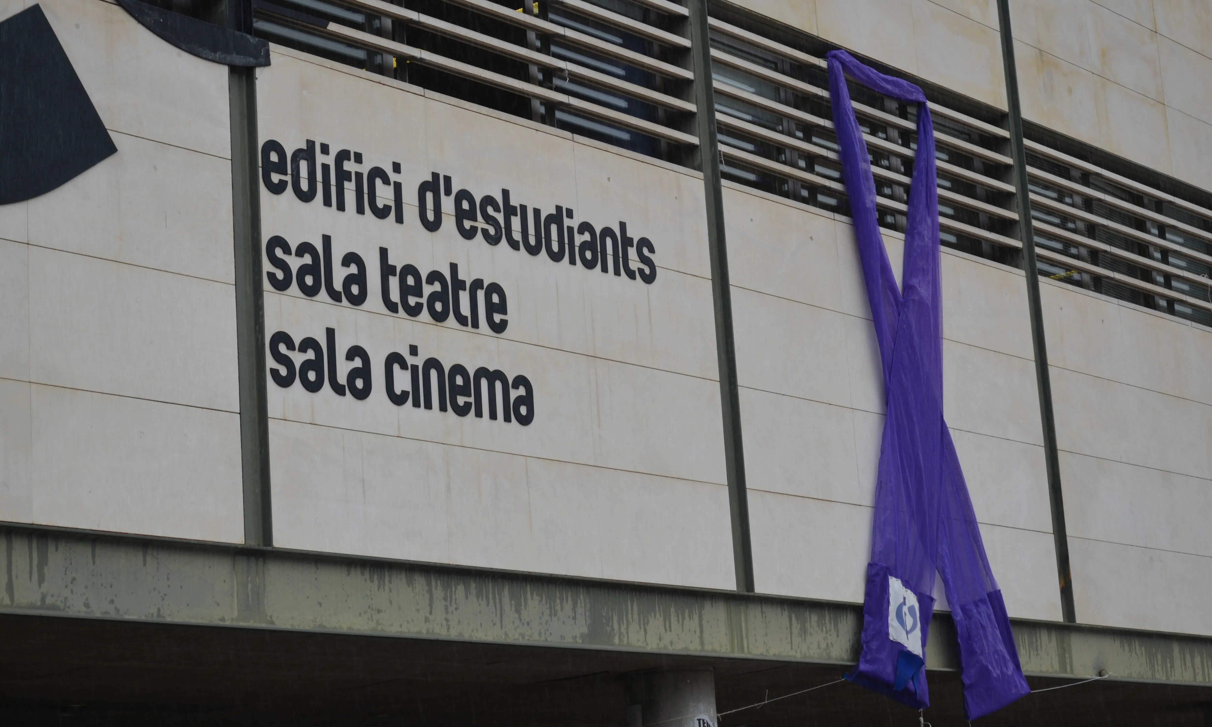 Llaç lila penjat a l'Edifici Àgora, de la Plaça Cívica de la UAB, amb motiu del Dia Internacional de la Lluita contra la Violència masclista