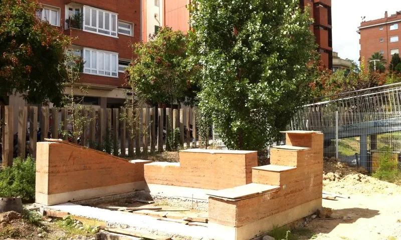 Caseta de terra en bioconstrucció a l'Espai Gardenyes (imatge; comissió bioconstrucció Espai Gardenyes)