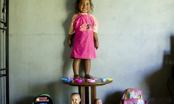 Fotografia de Kalesi, una nena de les Illes Fiji. Projecte Toy Stories