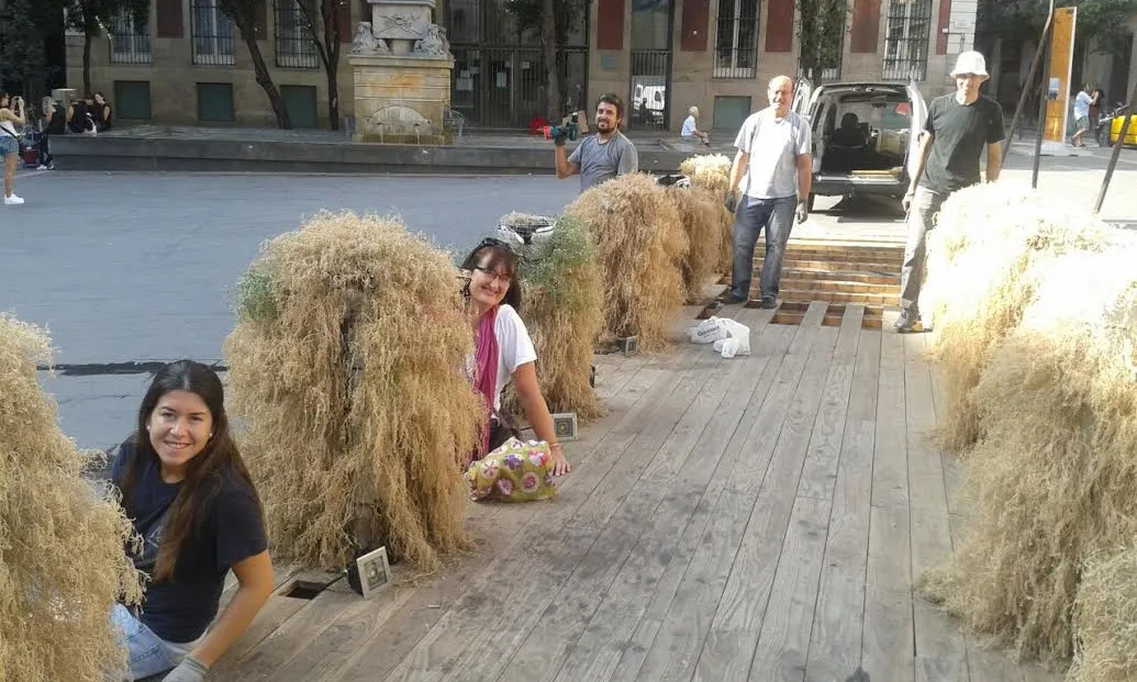 Comissió de bioconstrucció reciclant materials del Tricentenari (imatge; comissió bioconstrucció Espai Gardenyes)