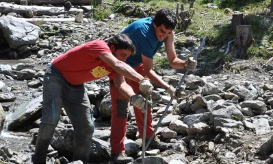 Voluntaris ambientals fent tasques de manteniment (imatge:boscosdemuntanya.cat)