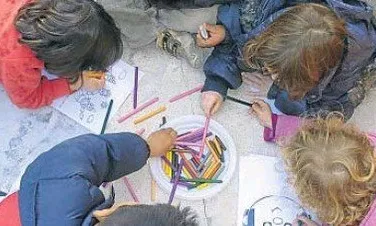 Infants dibuixant i pintant - Font: lavanguardia.com