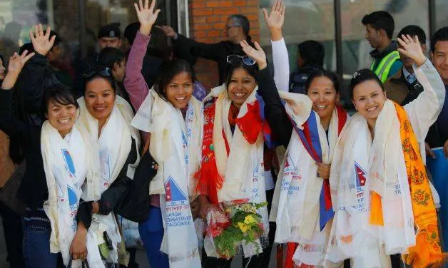 Les set alpinistes en la seva tornada al Nepal després d'aconseguir el repte