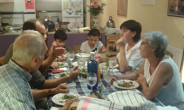Un dels àpats de La Família del Costat a Horta-Guinardó. Font: SOS Racisme Catalunya