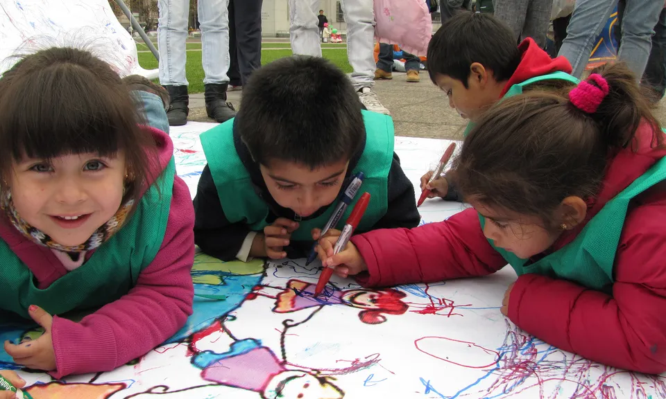 Nens i nenes pintant - Font: flickr.com