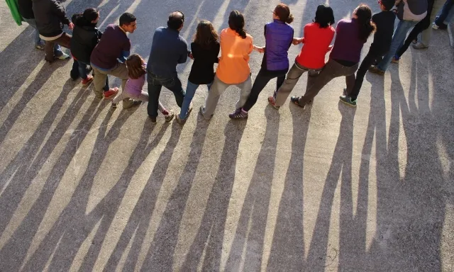 Membres d'un agrupament escolta canten "L'hora dels adéus". Foto: AEiG Montpalau