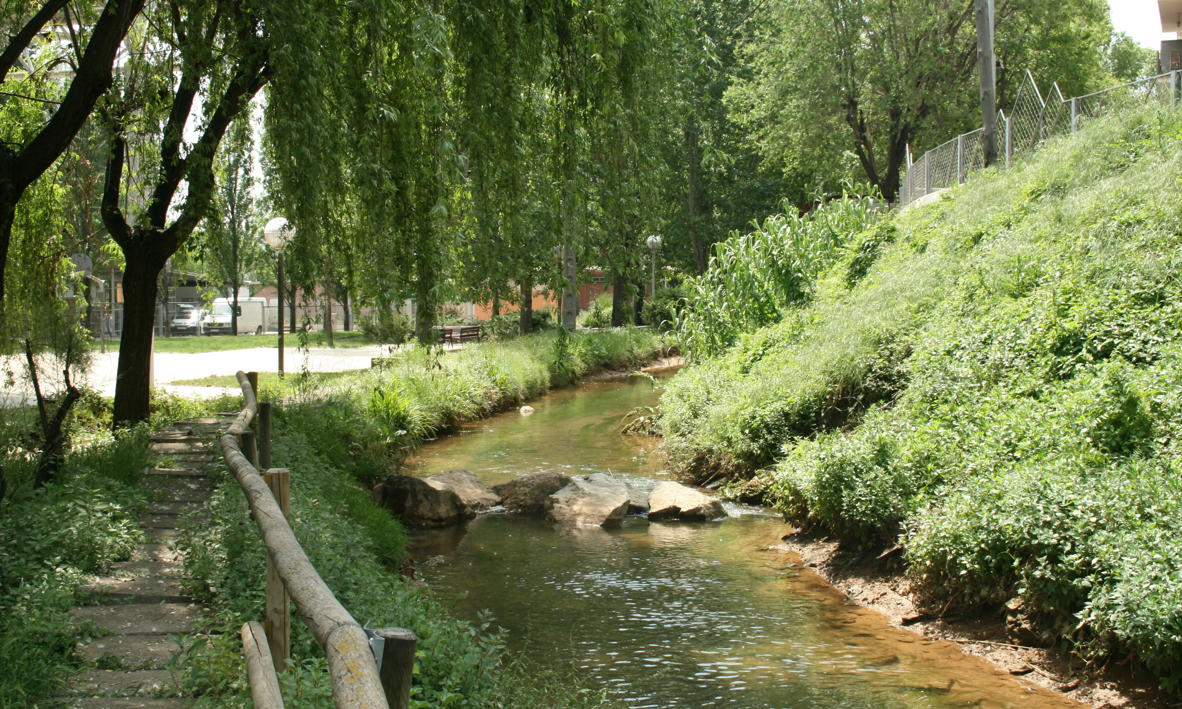 Canalització moderna del rec Comtal, al barri de Vallbona (imatge: flickr/barcelona_cat)