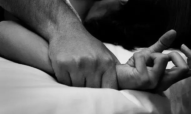 Mà agafant una altra de forma violenta. Font: Web de la Unió sindical obrera