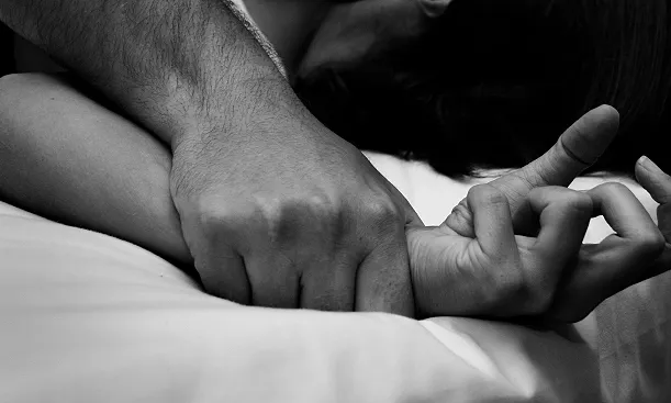 Mà agafant una altra de forma violenta. Font: Web de la Unió sindical obrera